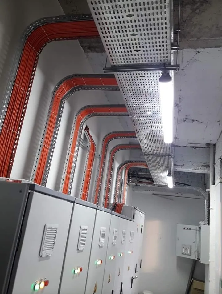 Elektrik panoları üzerinde kablo tavası ve borulama uygulaması