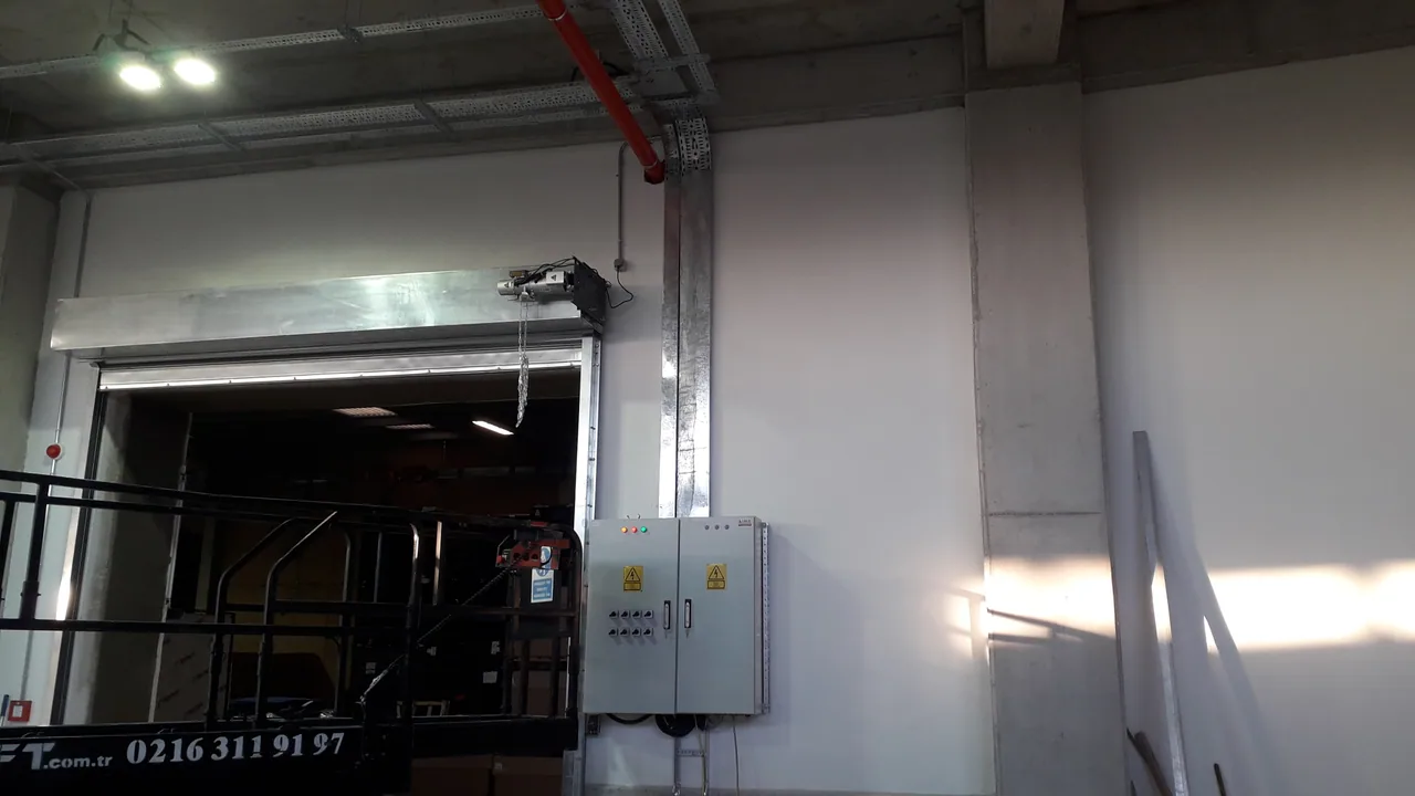 Ticari alanda elektrik panoları ve kablo taşıma altyapısı