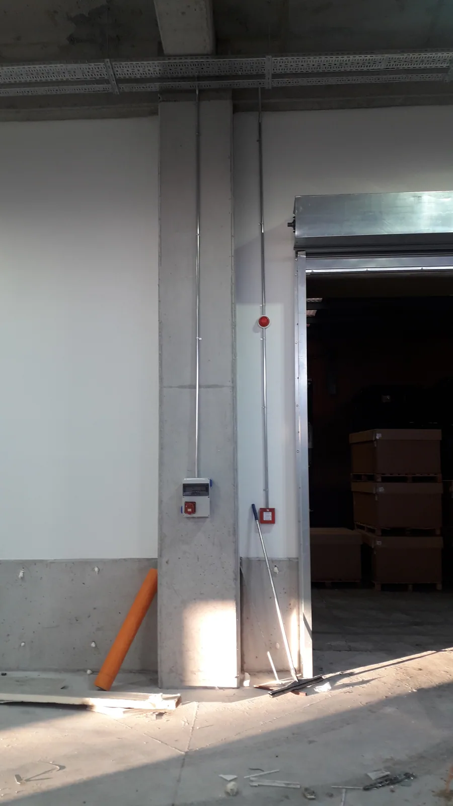 Duvar yüzeyinde elektrik borulama ve bağlantı altyapısı
