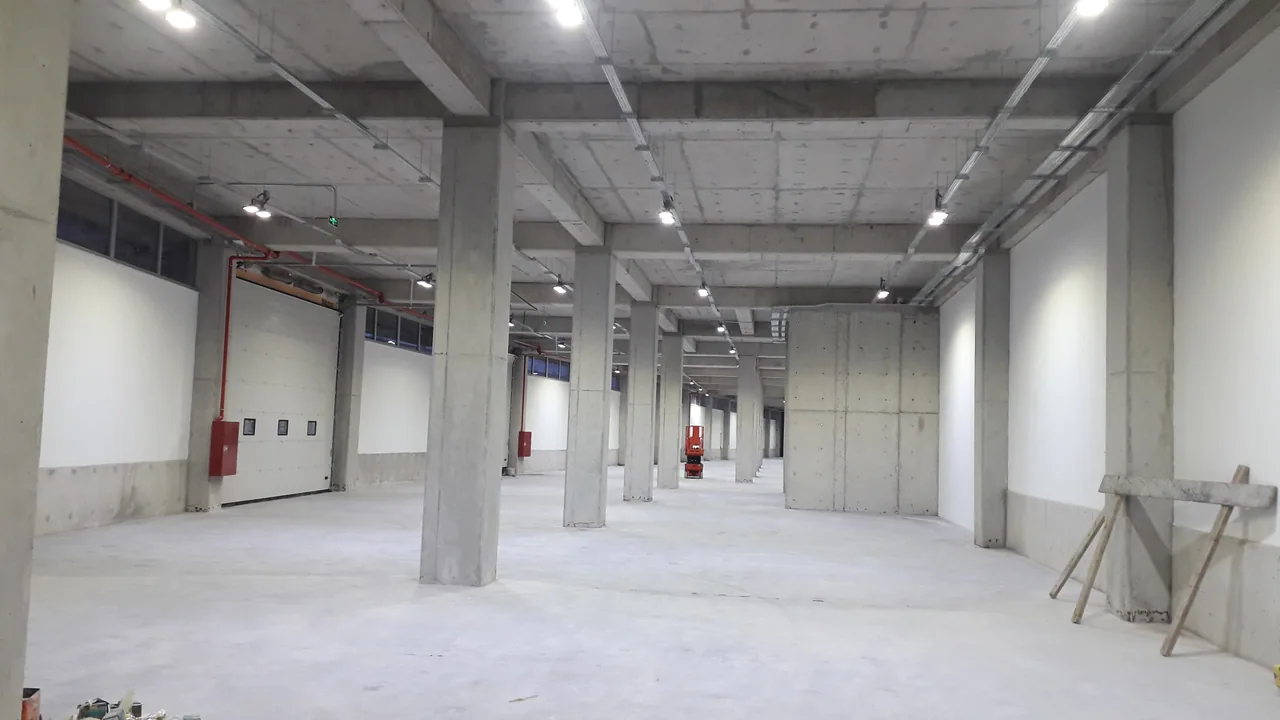 Ticari alanda tamamlanan aydınlatma ve elektrik altyapısı