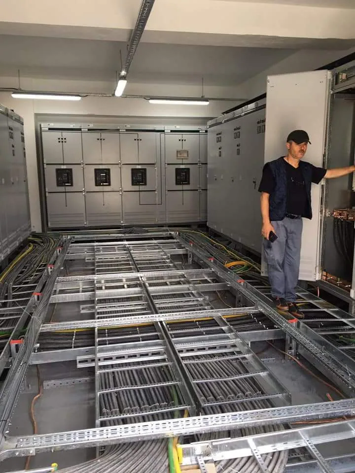 Elektrik panoları önünde yükseltilmiş döşeme kablo taşıma sistemi