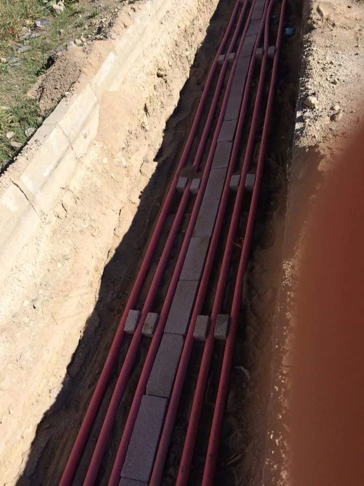 Toprak altında koruyucu elektrik borularının döşenmesi