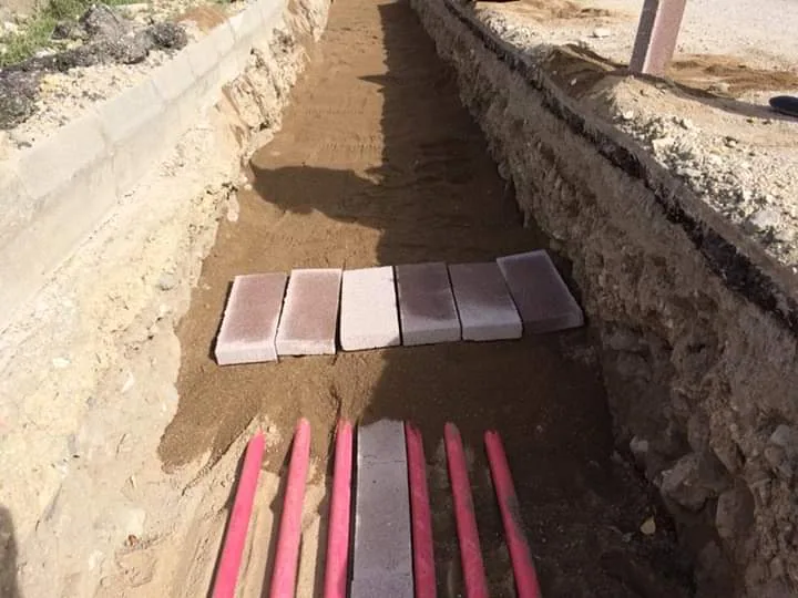 Kazı alanında elektrik altyapısı için borulama uygulaması