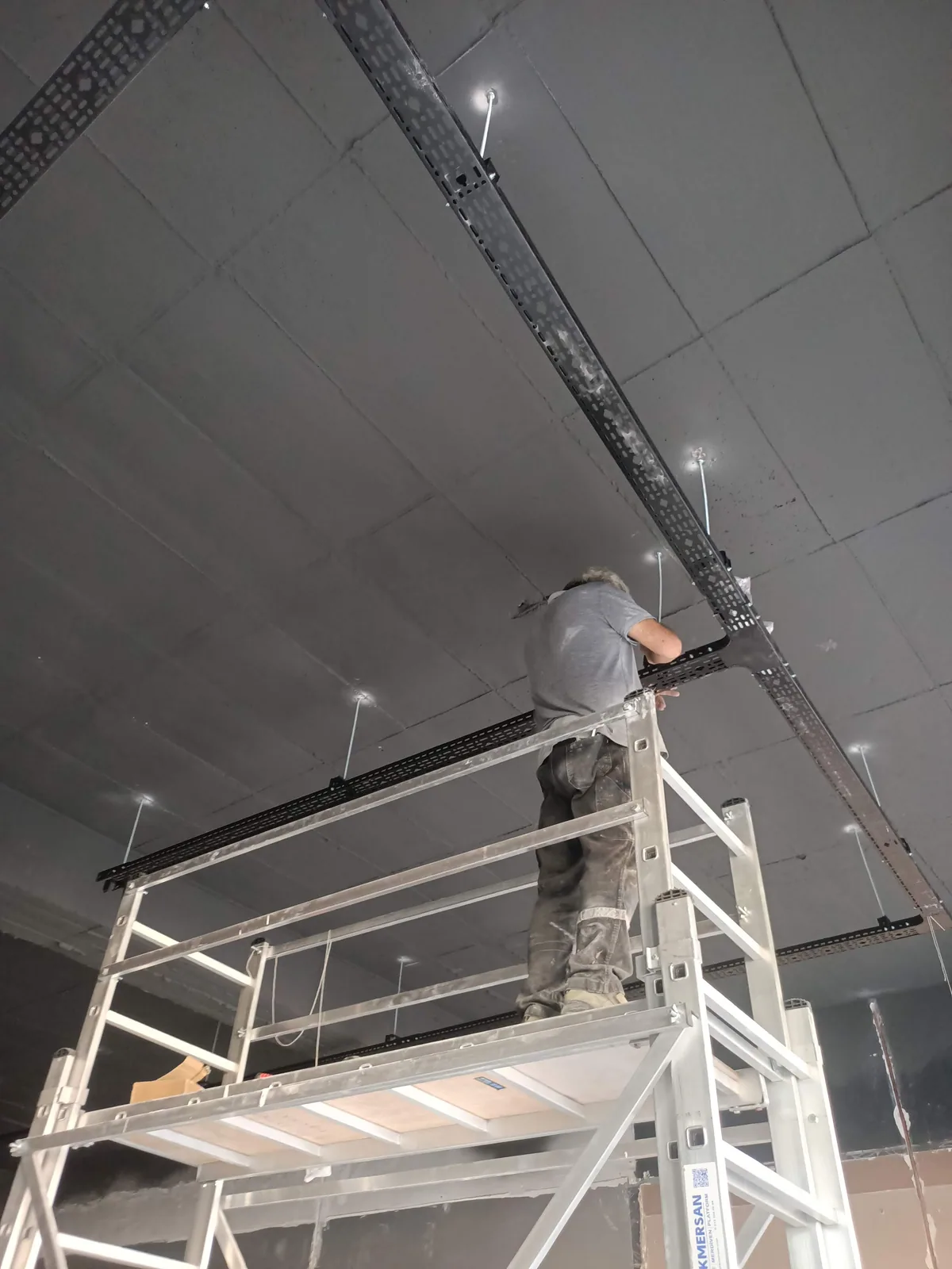 Ticari alanda tavan elektrik tesisatı uygulaması
