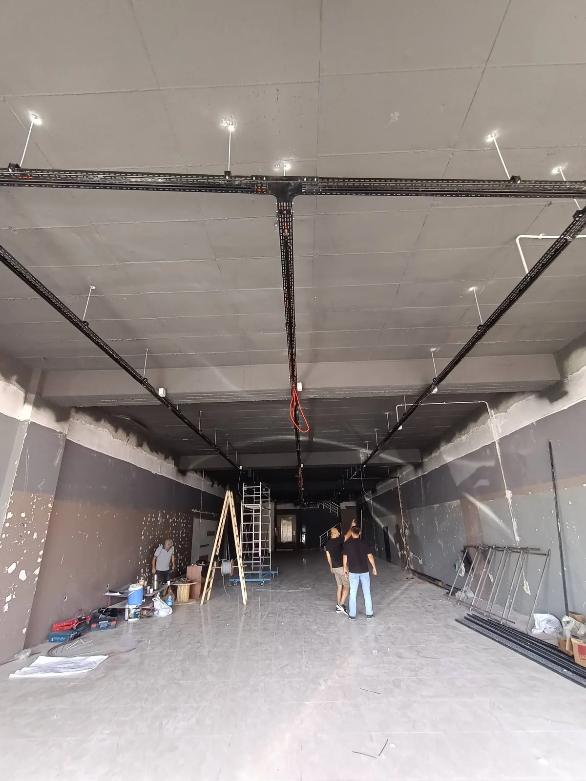 Ticari iç mekânda tavan elektrik altyapısı çalışması