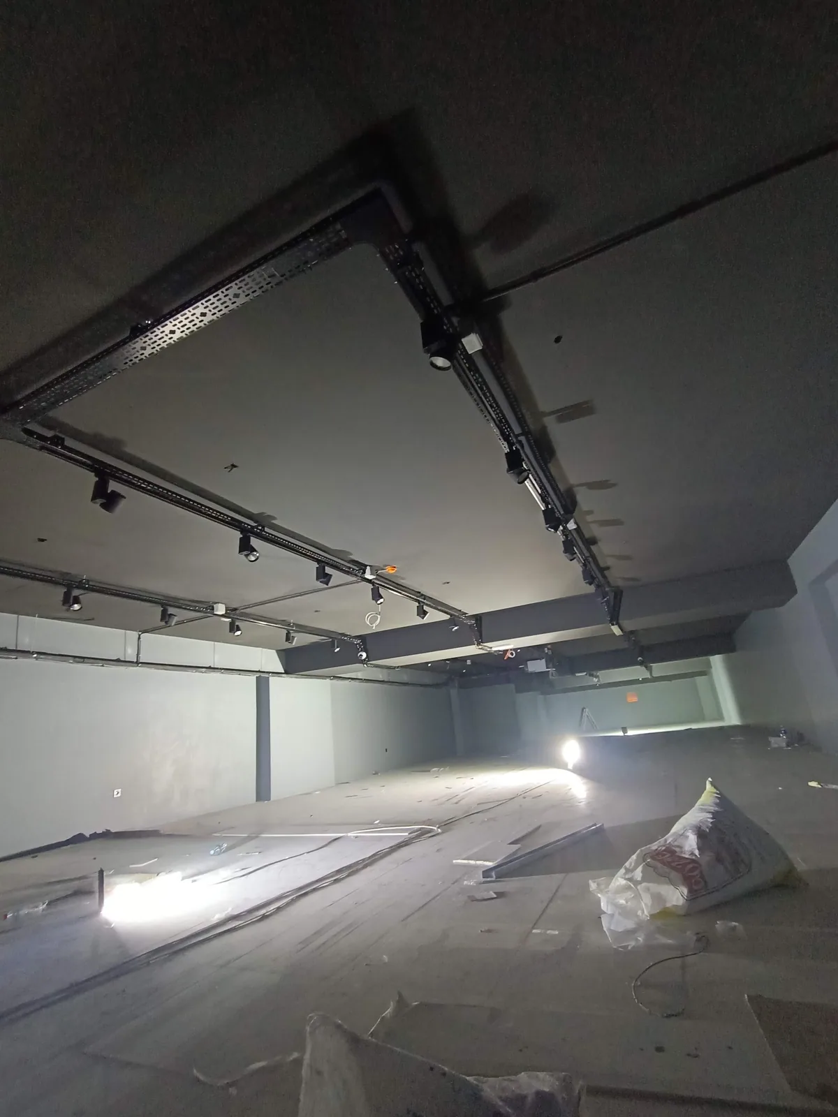 İç mekânda ray spot aydınlatma uygulaması