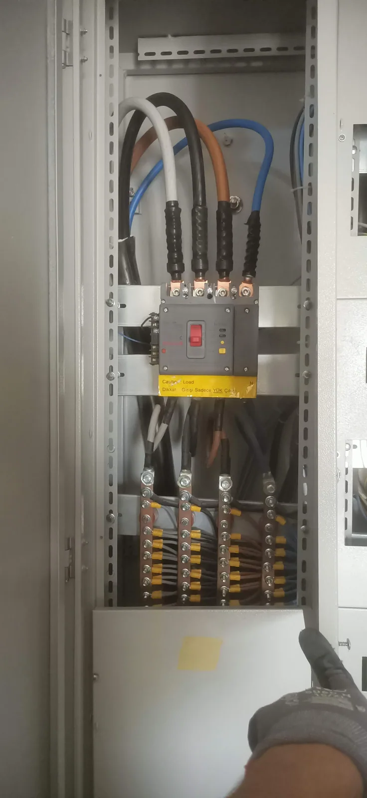 Elektrik panosunda şalter ve bağlantı kontrolü
