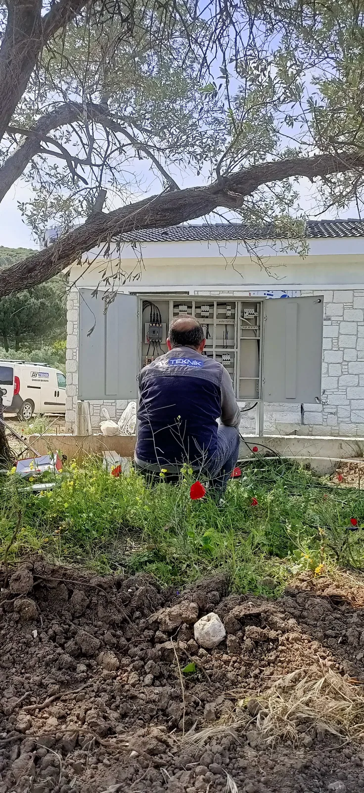 Konut çevresinde elektrik saha altyapısı çalışması