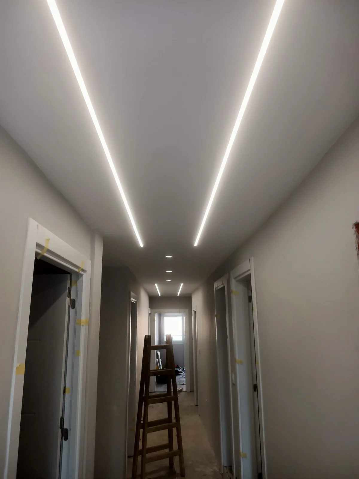 Koridorda lineer LED aydınlatma uygulaması